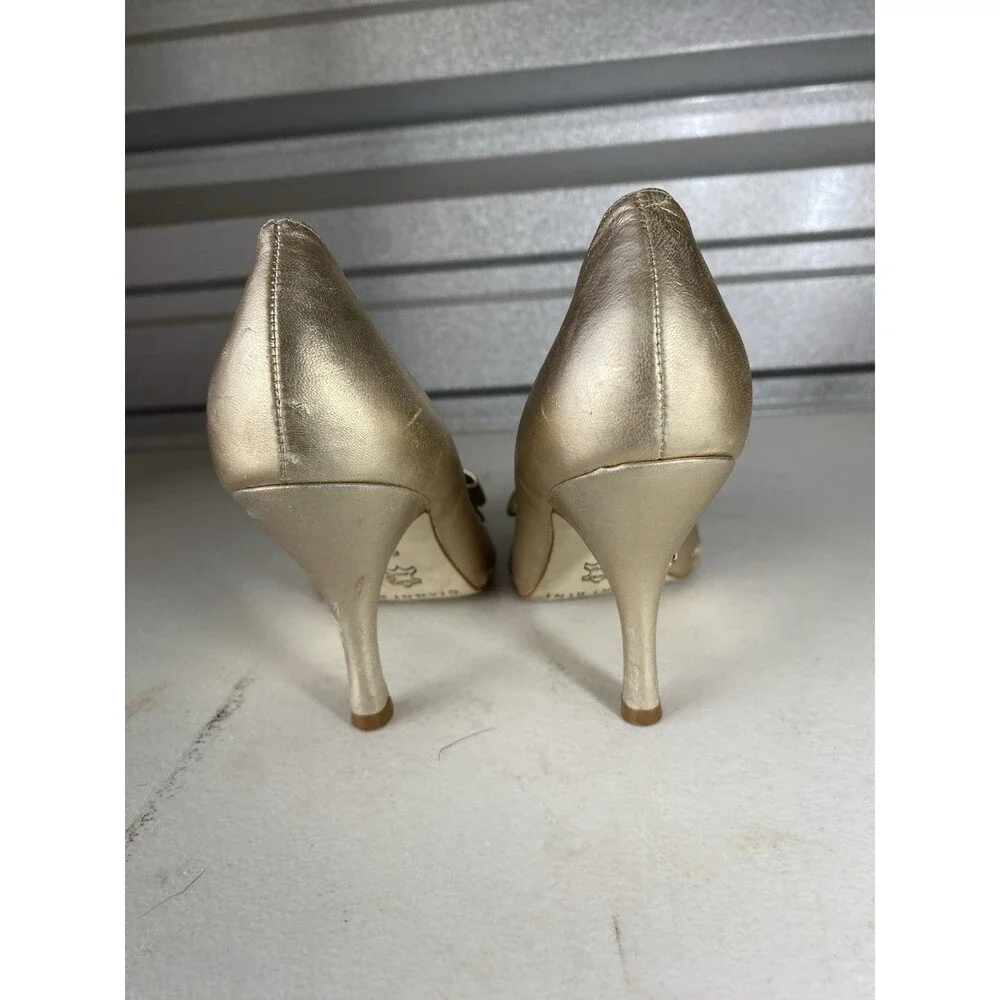 Gianni Bini Venus F.17 Gold Leather Bow Heels Peep Toe Pumps Size 6M 3.75
